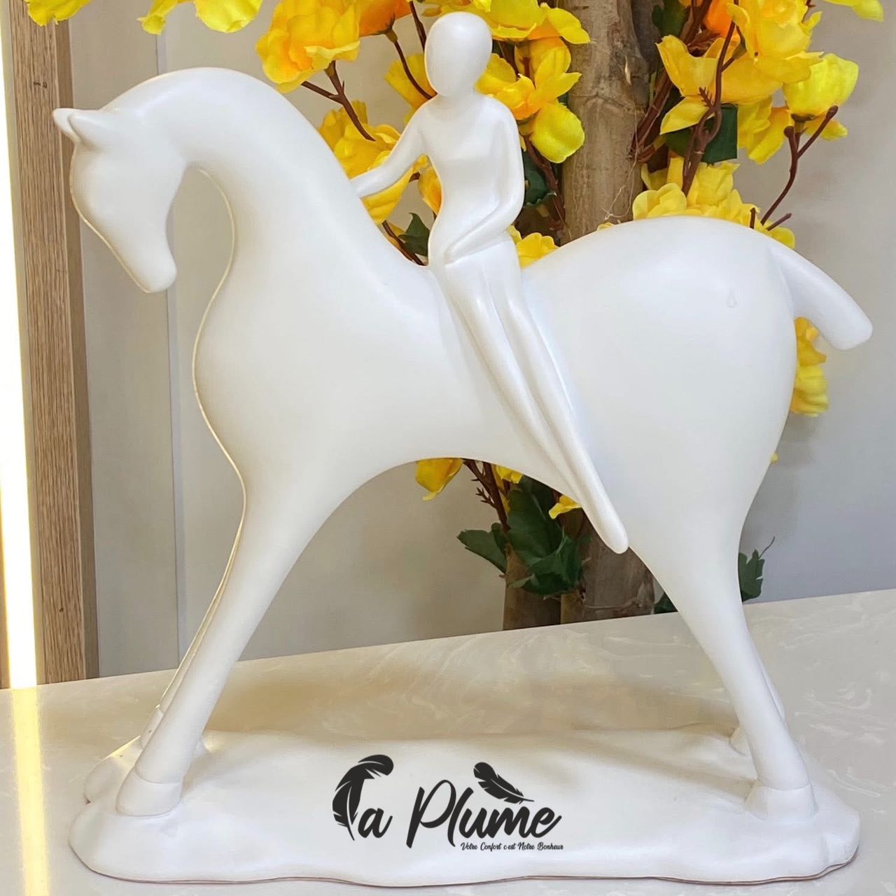 Sculpture équestre moderne blanche – La Plume