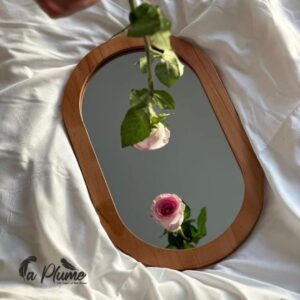 Miroir ovale élégant sur lit – La Plume