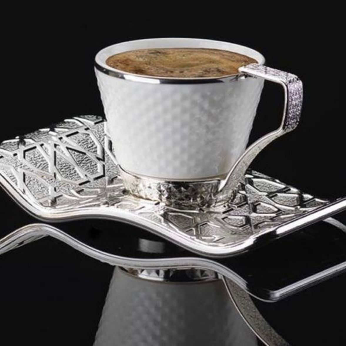 Tasse à café élégante et luxueuse – La Plume