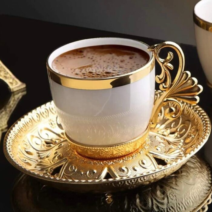 Tasse à café élégante dorée – La Plume