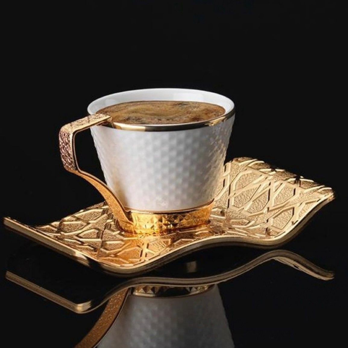 Tasse à café élégante dorée – La Plume