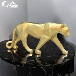 Sculpture de lion géométrique dorée
