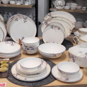 Vaisselle florale en porcelaine – La Plume