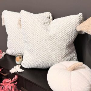Coussin en tissu bouclé avec pompons