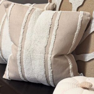 Coussin décoratif beige à texture douce et détails en relief