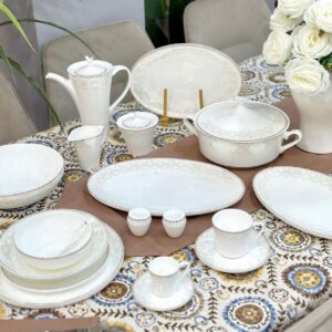 Service de Table 67 Pièces en Porcelaine Fine – Élégance Classique Dorée