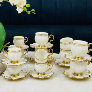 Service à café en porcelaine blanche avec finitions dorées