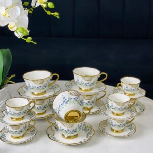 Service à café en porcelaine fleurie et dorée