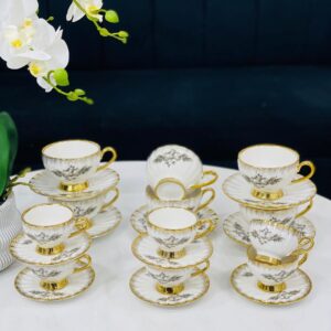 Service à café en porcelaine blanche et dorée aux motifs floraux gris