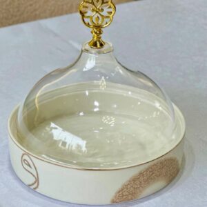 Cloche de service en porcelaine et verre – détails dorés élégants