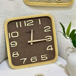 Horloge murale Alpha en bois naturel et tissu en lin élégant