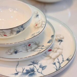 Service de table 30 pièces en porcelaine blanche – Motif floral bleu et gris avec bordure argentée