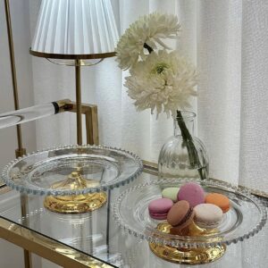 Plateaux à gâteaux en verre avec bords perlés et pieds dorés – Élégance florale