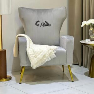 Fauteuil à oreilles en velours gris avec pieds dorés