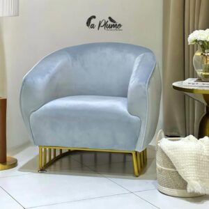 Fauteuil moderne en velours bleu clair avec pieds dorés