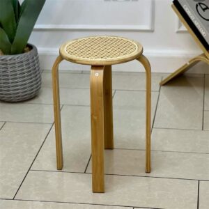 Tabouret bas en bois courbé et assise en roti