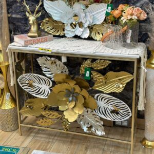 Console décorative avec façade florale en métal et plateau effet marbre