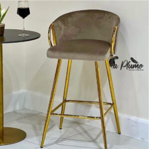 Chaise en velours beige avec structure et accoudoirs dorés