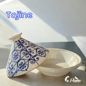 Tajine en céramique décoré de motifs arabesques bleus