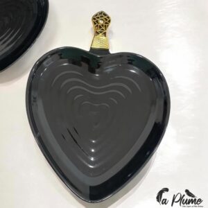 Plat de présentation en forme de cœur avec poignée