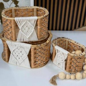 Corbeilles tressées avec détails en macramé