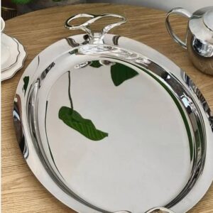 Le plateau ovale et argenté