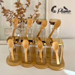 Boîtes à Épices Carrées avec Couvercles Dorés et Cuillères en Bambou sur Plateau