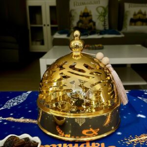 Cloche à Gâteau "Éclat d'Orient" en Métal Doré Ciselé