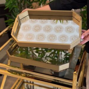 Plateau en métal avec un fond en verre miroir décoré