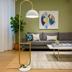 Le lampadaire Arc Multifonctionnel : Design Doré et Table d'Appoint Intégrée
