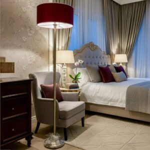 Le lampadaire Classique Élégance : Métal Brossé et Velours Rouge