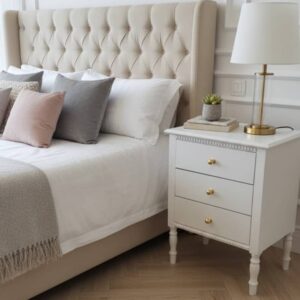 Table de chevet blanche et élégante