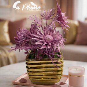 Composition Florale Scintillante en Pot Doré Ciselé