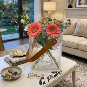 vase en verre texturé avec poignée en cuir