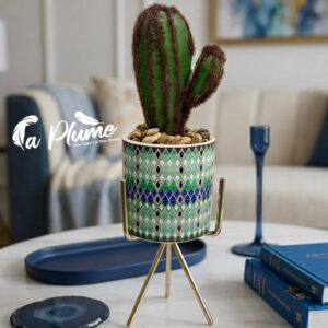 Cactus Artificiel "Émeraude" en Pot Céramique à Motifs Géométriques et Trépied Doré