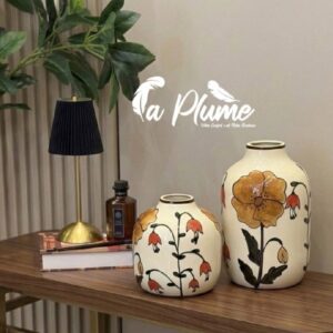 Vase décoratif en céramique à motif floral stylisé