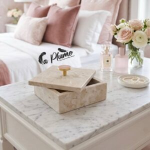 Coffret à bijoux en marbre beige et bouton en quartz rose