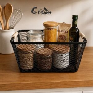 Panier de rangement en maille métallique noire avec des poignées en bois