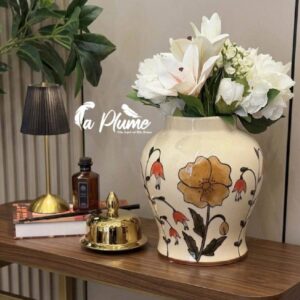 Vase artisanal en céramique à motifs floraux organiques
