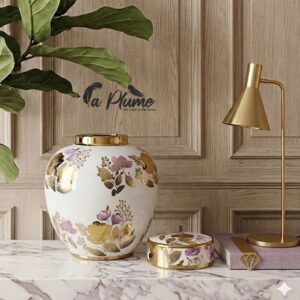 Vase en porcelaine orné de feuilles d’or