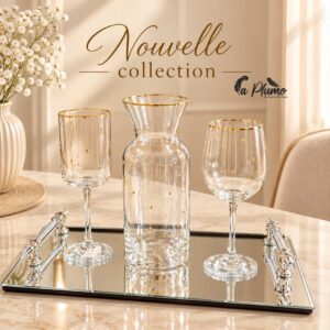 Carafe et verres à pied assortis sur plateau miroir aux motifs de perles dorées